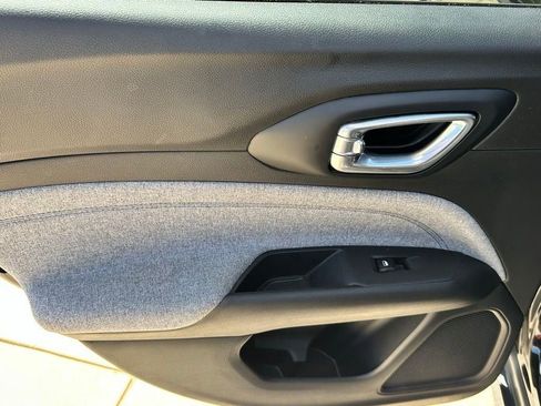 Used 2025 Jeep Compass Sport image 18