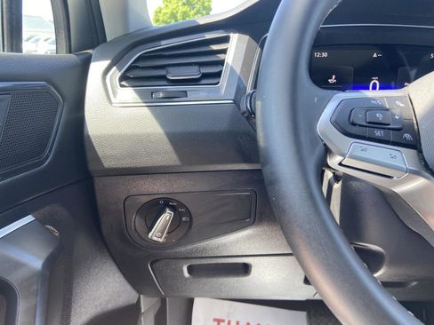 Used 2023 Volkswagen Tiguan SE w/ Panoramic Sunroof Package FWD image 23