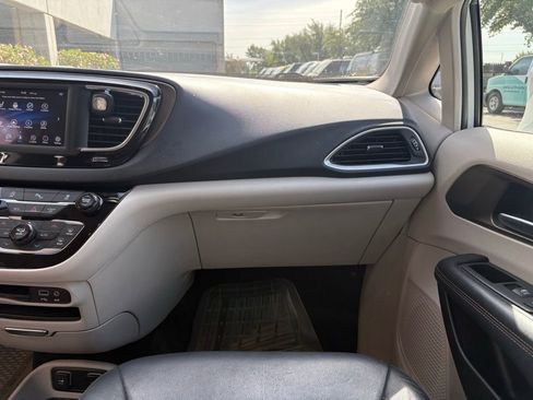 Used 2019 Chrysler Pacifica Touring-L FWD image 8
