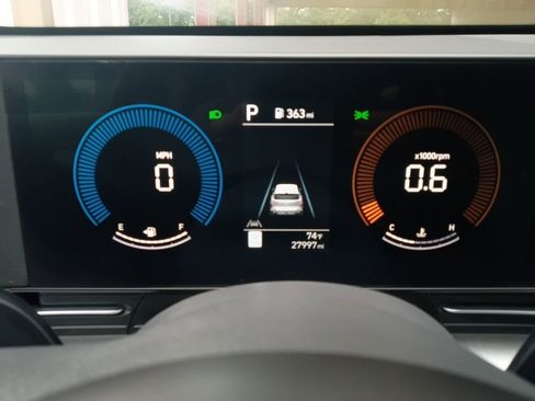 Used 2025 Hyundai Kona SEL FWD image 2