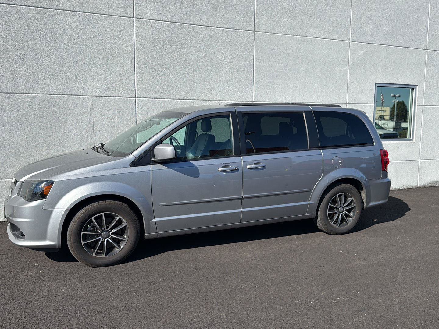 Used 2015 Dodge Grand Caravan R/T w/ Driver Convenience Group FWD image 4