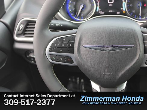 Used 2025 Chrysler Pacifica Select image 13