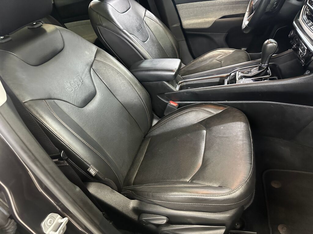 Used 2022 Jeep Compass Latitude w/ Sun and Sound Group AWD/4WD image 30