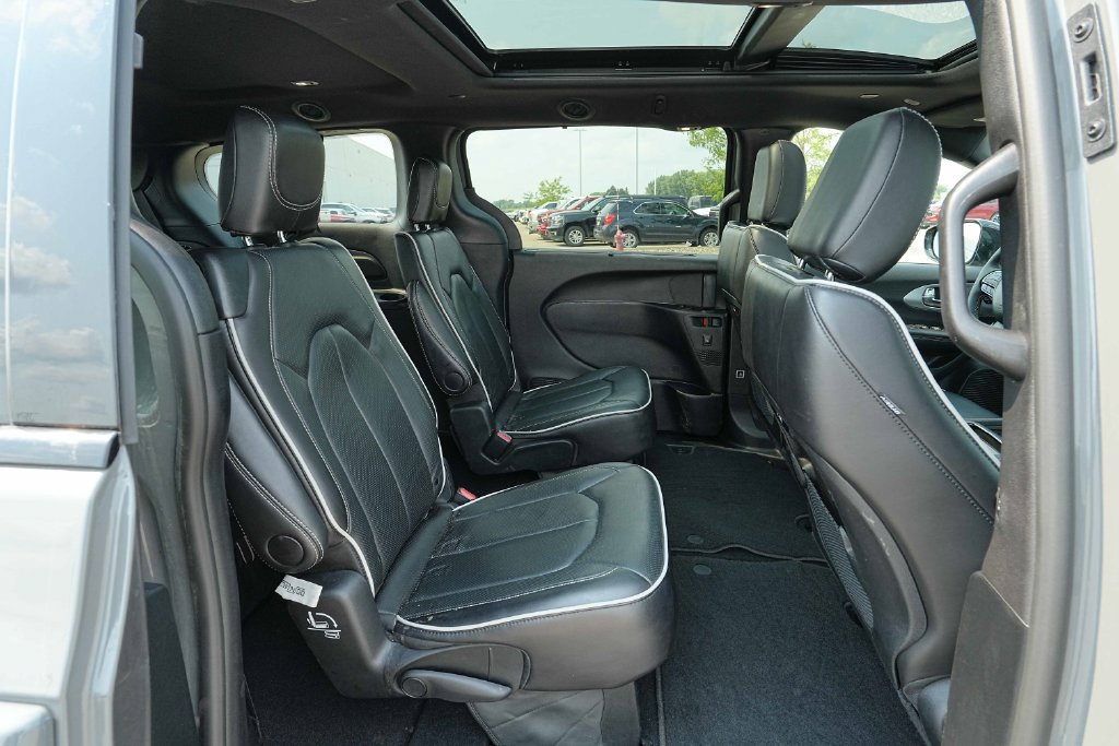 Used 2025 Chrysler Pacifica Limited FWD image 24