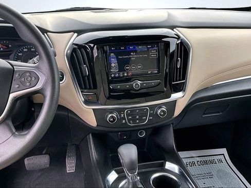 Used 2022 Chevrolet Traverse LS image 9