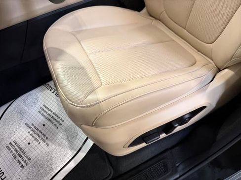 Certified 2025 Jeep Grand Cherokee Limited w/ Luxury Tech Group II image 39