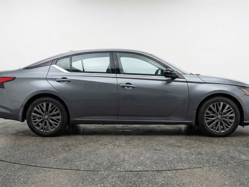 Used 2025 Nissan Altima 2.5 SV FWD image 11