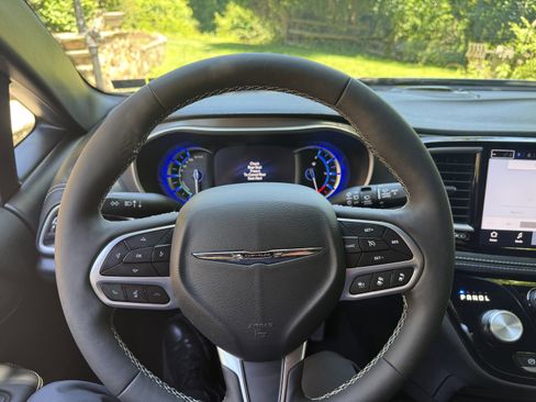 Used 2025 Chrysler Pacifica Select FWD image 23