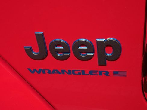 Used 2025 Jeep Wrangler Unlimited Sahara AWD/4WD image 32