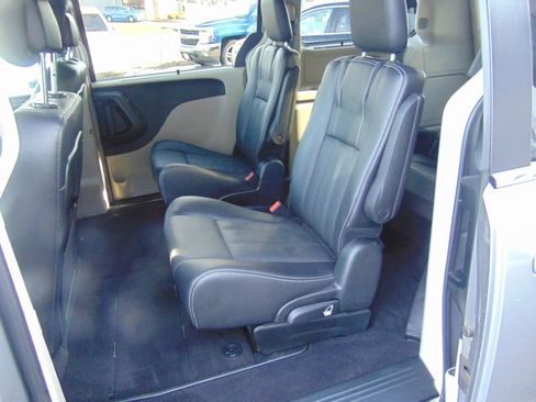 Used 2015 Chrysler Town & Country Touring-L w/ Driver Convenience Group image 3