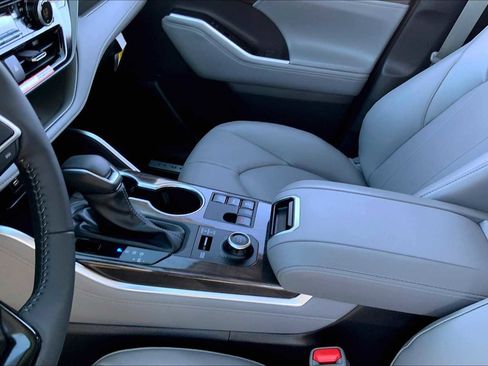 Used 2025 Toyota Highlander Limited image 13