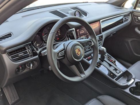 Certified 2025 Porsche Macan AWD/4WD image 4