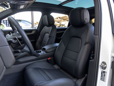 Certified 2026 Porsche Cayenne image 5