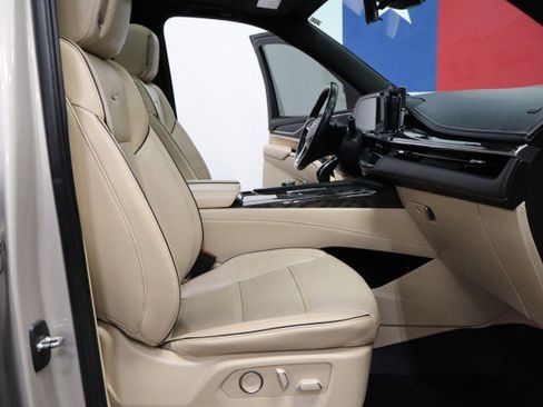 Used 2021 Cadillac Escalade Premium Luxury w/ LPO, Illumination Package AWD/4WD image 8