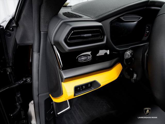 Used 2025 Lamborghini Urus SE AWD/4WD image 24