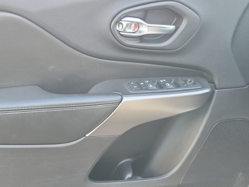 Used 2020 Jeep Cherokee Latitude FWD image 20