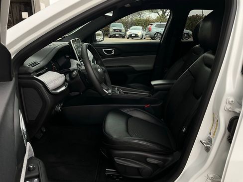 Used 2025 Jeep Compass Latitude image 10