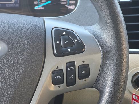 Used 2016 Ford Taurus SE image 17