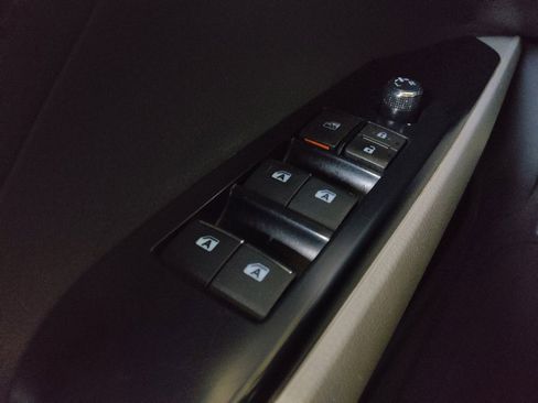 Used 2018 Toyota Camry XLE FWD image 27