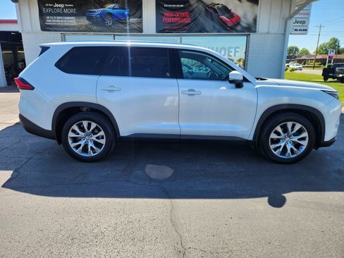Used 2024 Toyota Grand Highlander AWD image 2