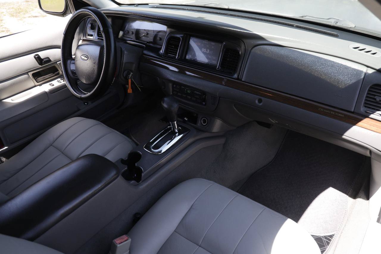 Used 2005 Ford Crown Victoria LX RWD image 18