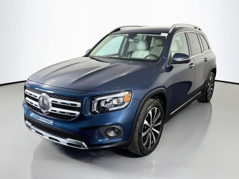 Used 2022 Mercedes-Benz GLB 250 4MATIC w/ Premium Package image 4
