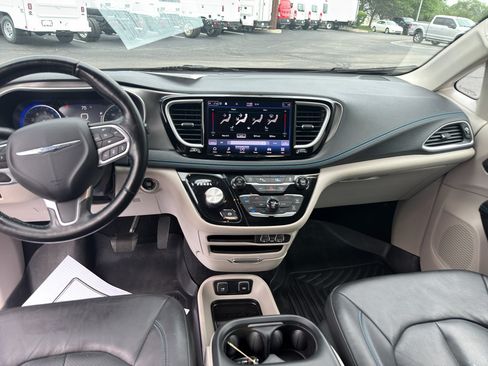 Used 2021 Chrysler Pacifica Touring-L FWD image 11