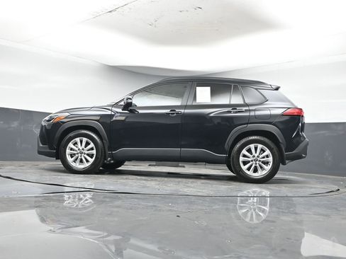 Used 2025 Toyota Corolla Cross LE image 32