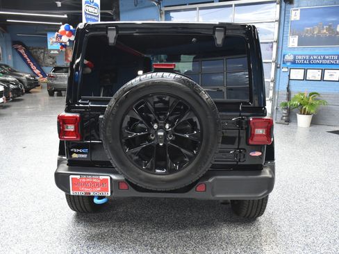 Used 2024 Jeep Wrangler Unlimited Sahara w/ Technology Group image 8