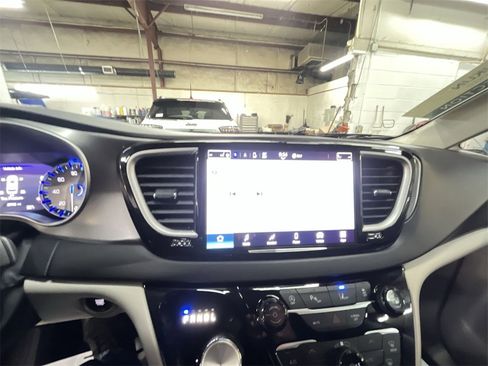Used 2024 Chrysler Pacifica Touring-L image 16