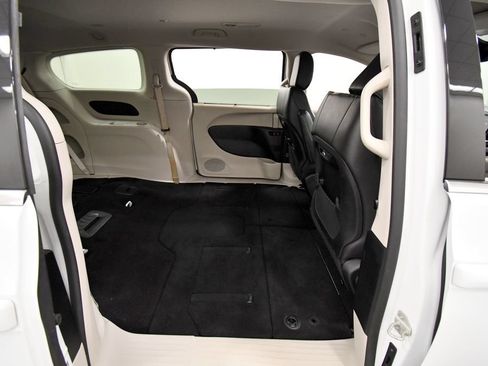 Used 2023 Chrysler Pacifica Touring-L FWD image 16