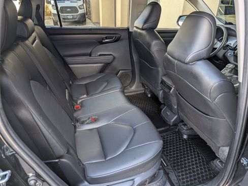 Used 2025 Toyota Highlander XLE image 31