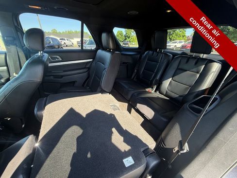 Used 2017 Ford Explorer XLT w/ Equipment Group 202A AWD/4WD image 33
