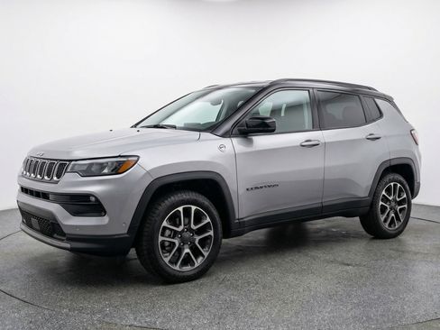 Used 2025 Jeep Compass Trailhawk AWD/4WD image 3