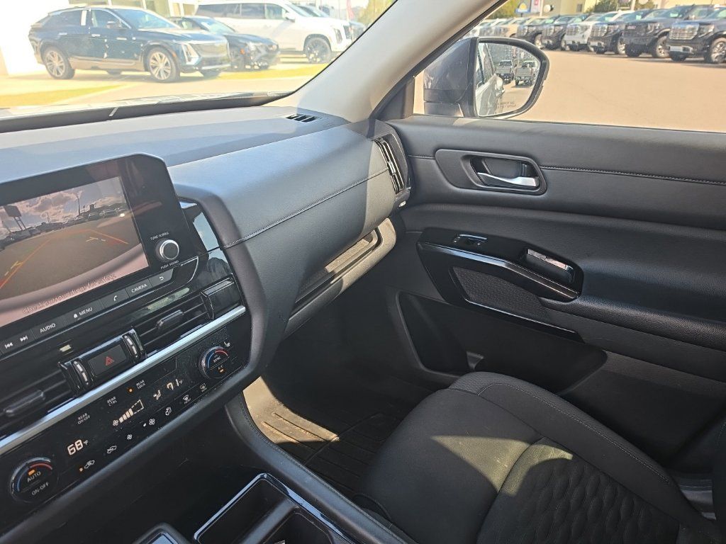 Used 2022 Nissan Pathfinder SV AWD/4WD image 23