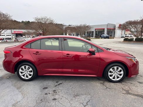 Used 2022 Toyota Corolla LE image 2