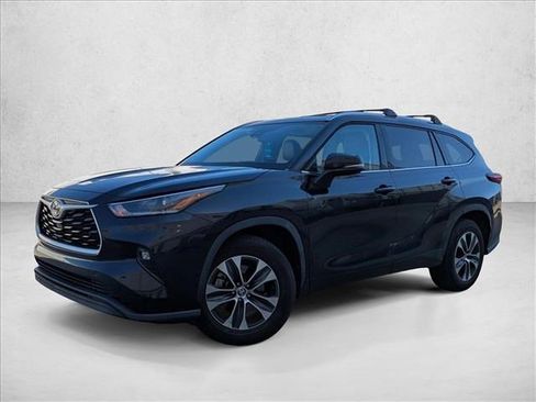 Used 2021 Toyota Highlander XLE image 1