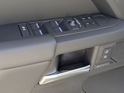 New 2026 Land Rover Defender 130 X-Dynamic SE image 21