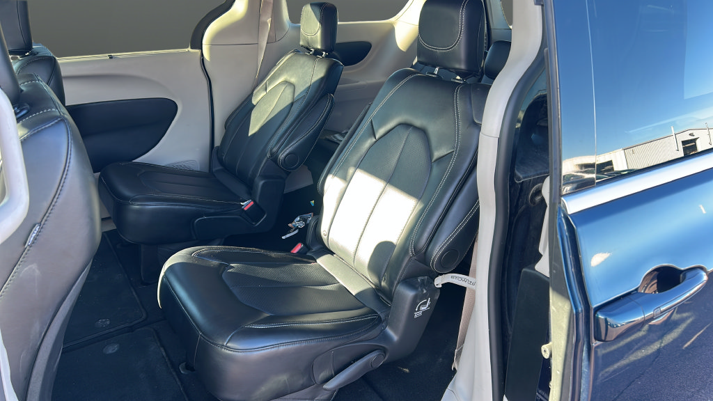 Used 2024 Chrysler Pacifica Touring-L FWD image 14