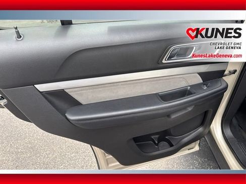 Used 2017 Ford Explorer XLT w/ Equipment Group 202A AWD/4WD image 17