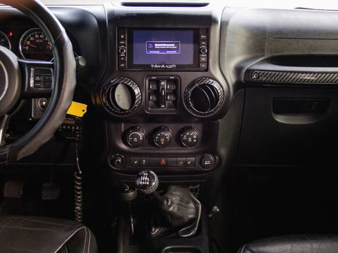Used 2015 Jeep Wrangler Unlimited Rubicon AWD/4WD image 32