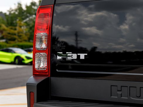 Used 2010 HUMMER H3T Adventure image 21