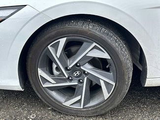 Used 2025 Hyundai Elantra Limited video 2