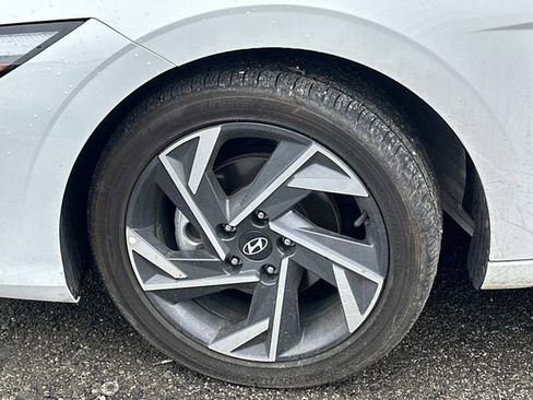 Used 2025 Hyundai Elantra Limited image 2