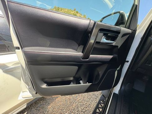 Used 2018 Toyota 4Runner TRD Off-Road AWD/4WD image 16
