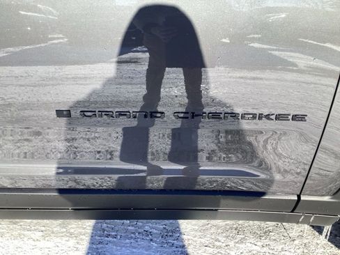 New 2025 Jeep Grand Cherokee L Limited w/ Black Appearance Package AWD/4WD image 10