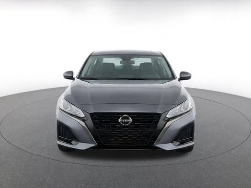 Used 2025 Nissan Altima 2.5 SV FWD image 2