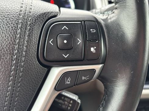 Used 2018 Toyota Highlander XLE FWD image 25