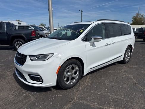 Used 2022 Chrysler Pacifica Limited image 5