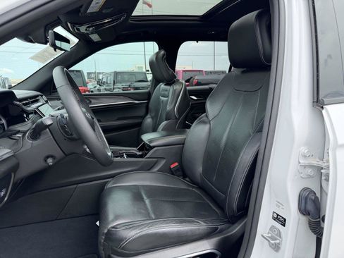 Used 2023 Jeep Grand Cherokee Overland w/ Luxury Tech Group IV RWD image 15